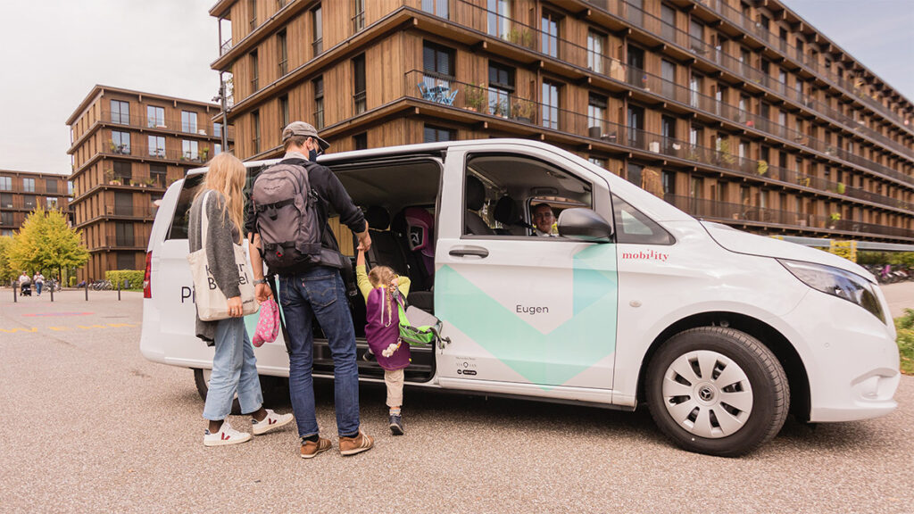 Familie besteigt ein Pickmi-Auto