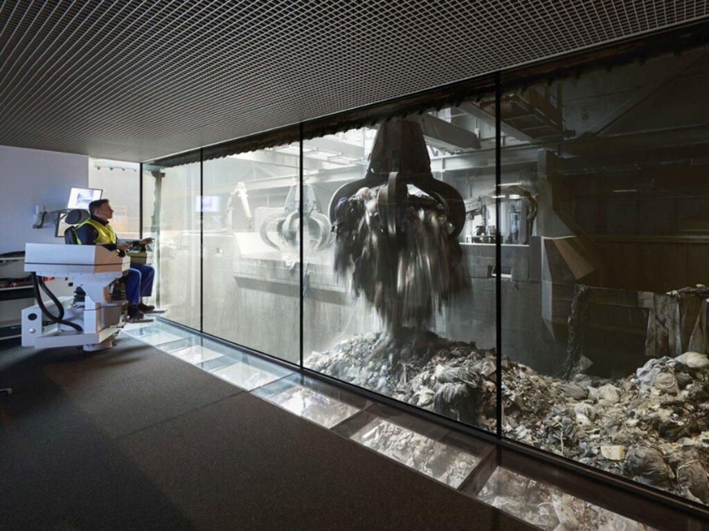 Müll hinter Glas