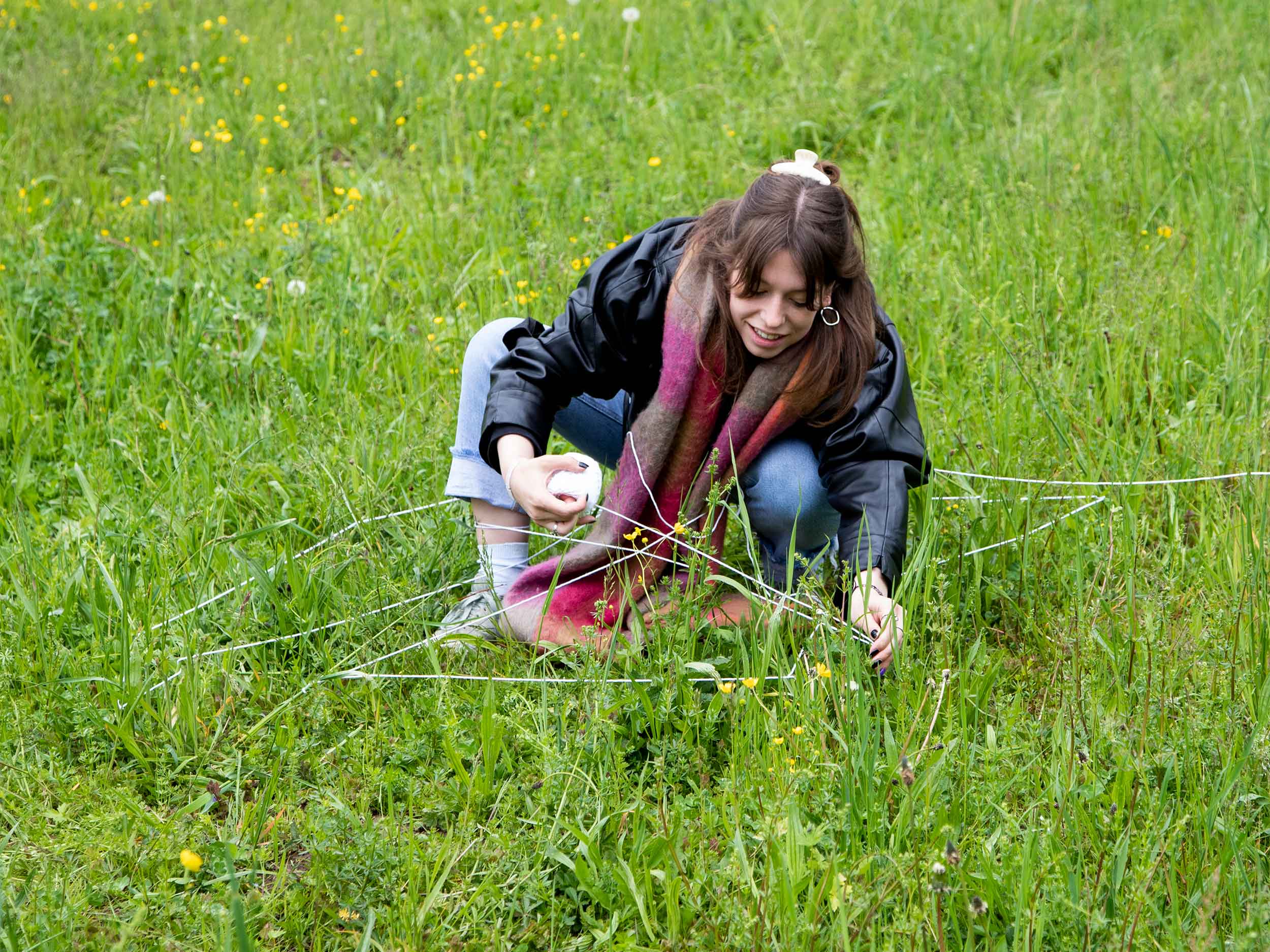 Forscherin auf der Wiese